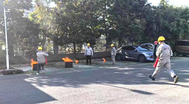 灭火器灭火比赛.jpg 灭火器灭火比赛.jpg