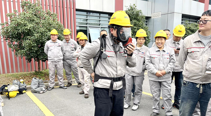 正压式空气呼吸器穿戴比赛.jpg 正压式空气呼吸器穿戴比赛.jpg